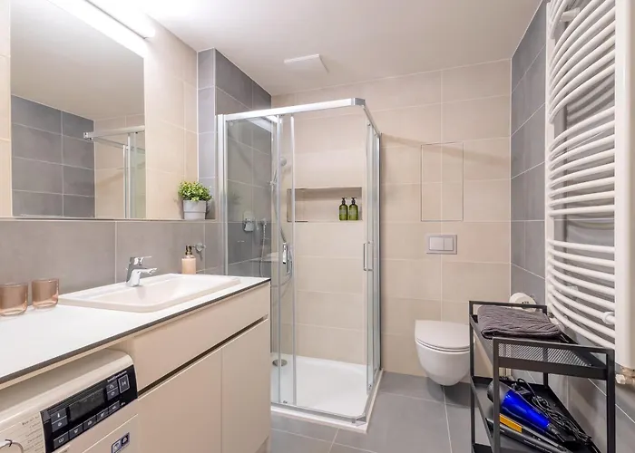 Bright 2br - 7th Floor, Balcony, Free Parking By Gravity * Praga