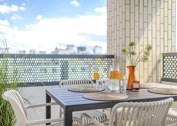 Bright 2br - 7th Floor, Balcony, Free Parking By Gravity Appartamento