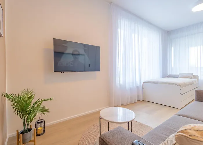 Bright 2br - 7th Floor, Balcony, Free Parking By Gravity Appartamento Praga