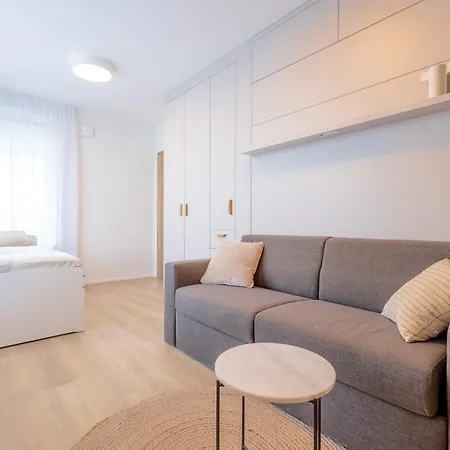 Bright 2br - 7th Floor, Balcony, Free Parking By Gravity Apartment Prag