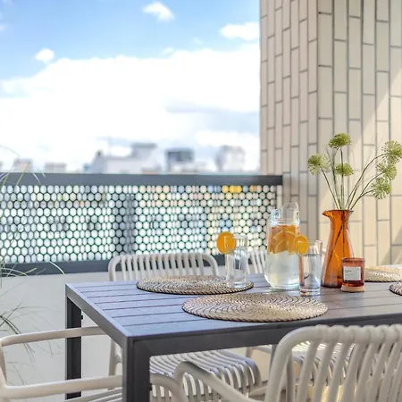 Bright 2br - 7th Floor, Balcony, Free Parking By Gravity Apartment