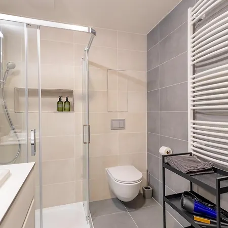 Bright 2br - 7th Floor, Balcony, Free Parking By Gravity Apartment *