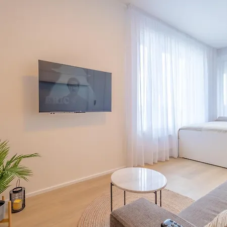 Bright 2br - 7th Floor, Balcony, Free Parking By Gravity Apartment Prag