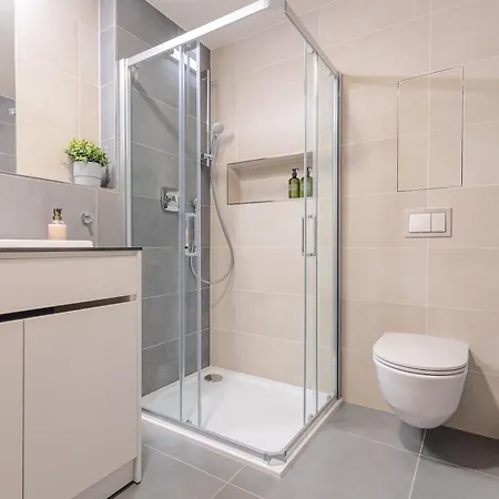 Bright 2br - 7th Floor, Balcony, Free Parking By Gravity Apartment Prag