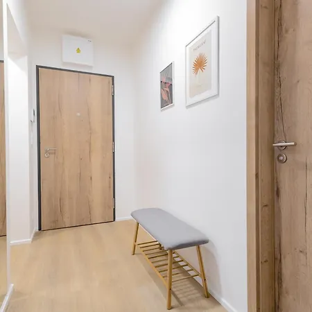 Bright 2br - 7th Floor, Balcony, Free Parking By Gravity Apartment Prag