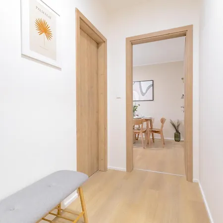 Apartment Bright 2br - 7th Floor, Balcony, Free Parking By Gravity Prag