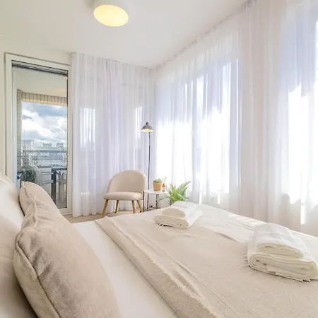 Bright 2br - 7th Floor, Balcony, Free Parking By Gravity Prag