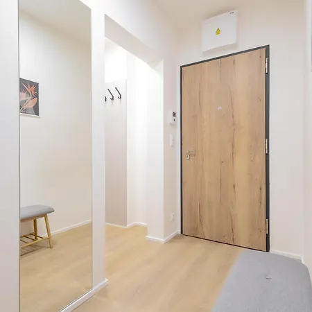 Bright 2br - 7th Floor, Balcony, Free Parking By Gravity Apartment *