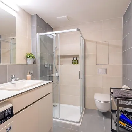 Bright 2br - 7th Floor, Balcony, Free Parking By Gravity * Prag