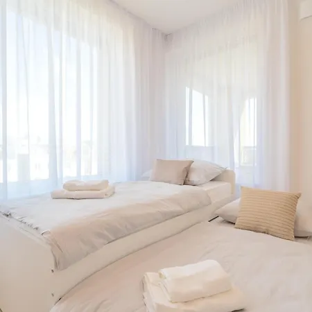 Apartment Bright 2br - 7th Floor, Balcony, Free Parking By Gravity Prague
