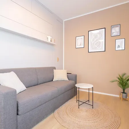 Bright 2br - 7th Floor, Balcony, Free Parking By Gravity 아파트 프라하