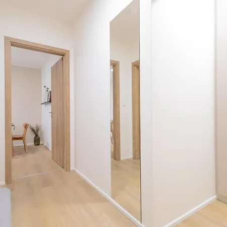 Apartment Bright 2br - 7th Floor, Balcony, Free Parking By Gravity *