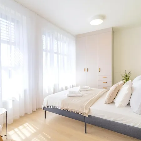 Bright 2br - 7th Floor, Balcony, Free Parking By Gravity 프라하