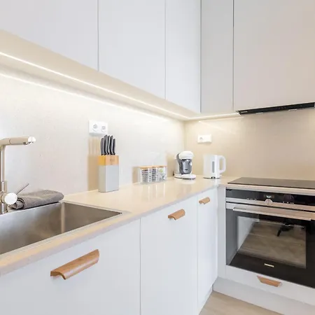 Bright 2br - 7th Floor, Balcony, Free Parking By Gravity Praha