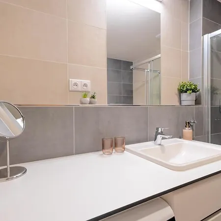 Apartmán Bright 2br - 7th Floor, Balcony, Free Parking By Gravity